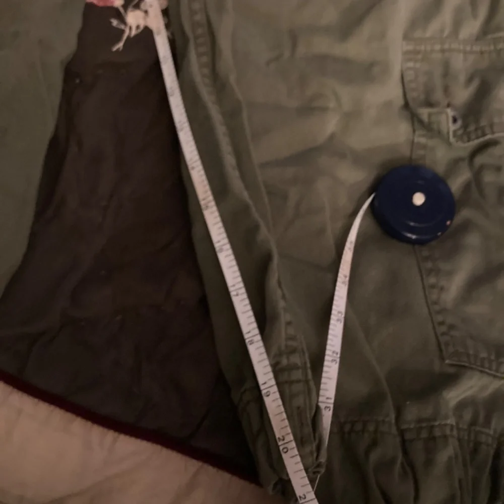 Levis  army, green, cargo capris - Picture 7 of 8